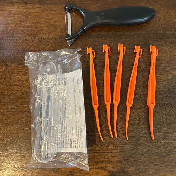 Pampered Chef 5 #1260 Orange Peelers #1072 Serrated Peeler #2339 Mini Spoon Tong - Picture 1 of 7